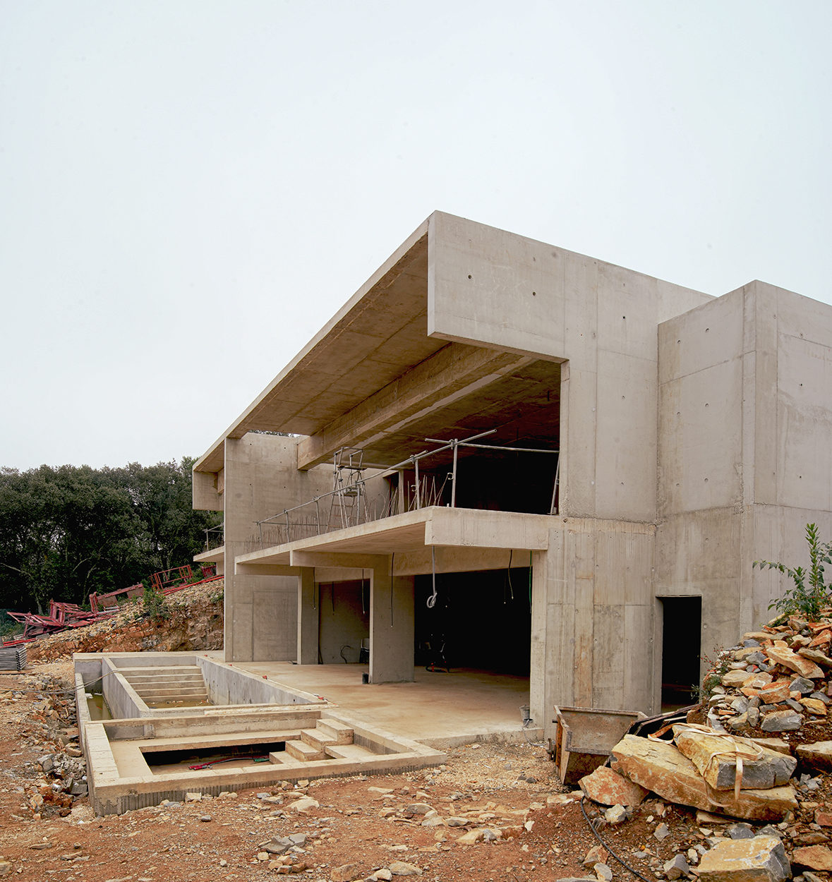 Maison 2.04 en cours de construction - Maison contemporaine vue extérieure terrasses et piscine